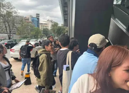 Fans de Oasis en CDMX esperan afuera de su hotel por un autógrafo