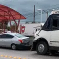 Camión de personal le pega a un automóvil
