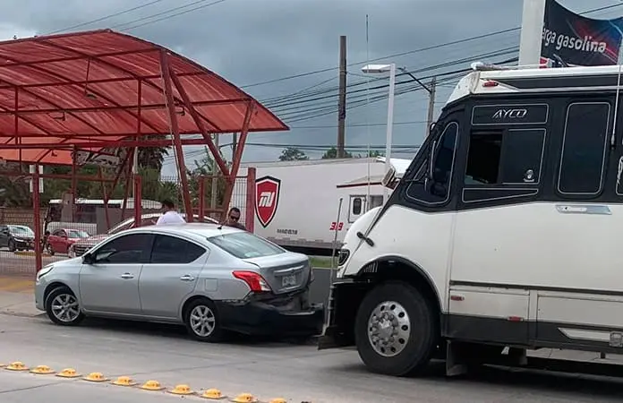 Camión de personal le pega a un automóvil
