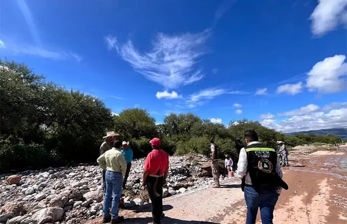 Intensas lluvias incomunican a Tanque Colorado