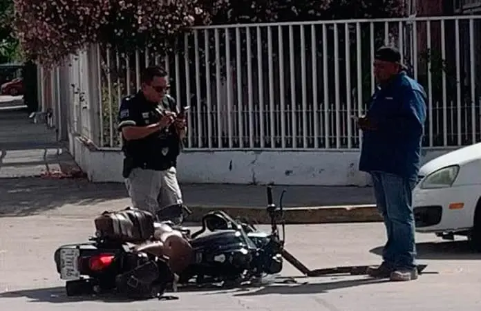 Motociclista resulta herido al ser arrollado