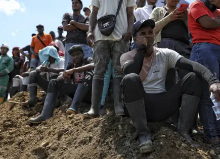 Socorristas buscan a siete mineros atrapados en mina de oro en Colombia