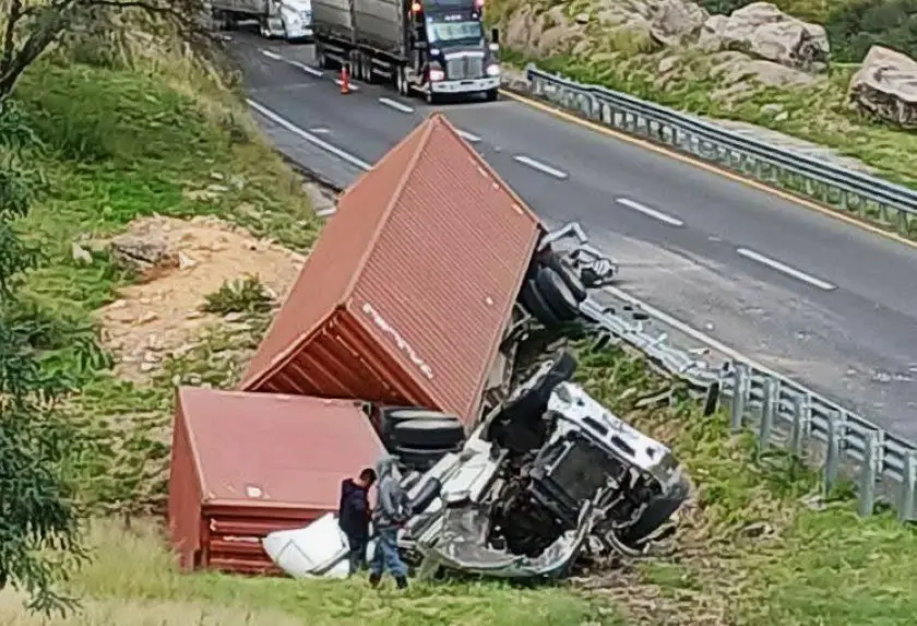 Vuelca tráiler cerca de Santa María del Río