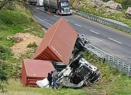 Vuelca tráiler cerca de Santa María del Río