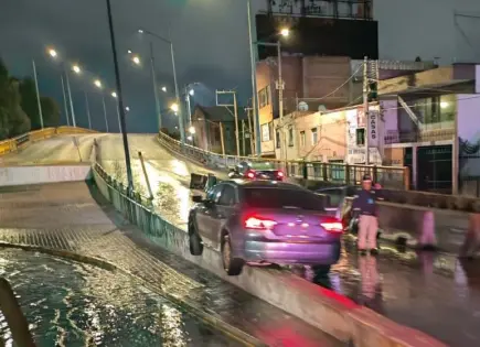 Automovilista pierde el control en puente de avenida Universidad