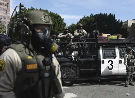 California prohíbe a agentes usar máscaras en operaciones