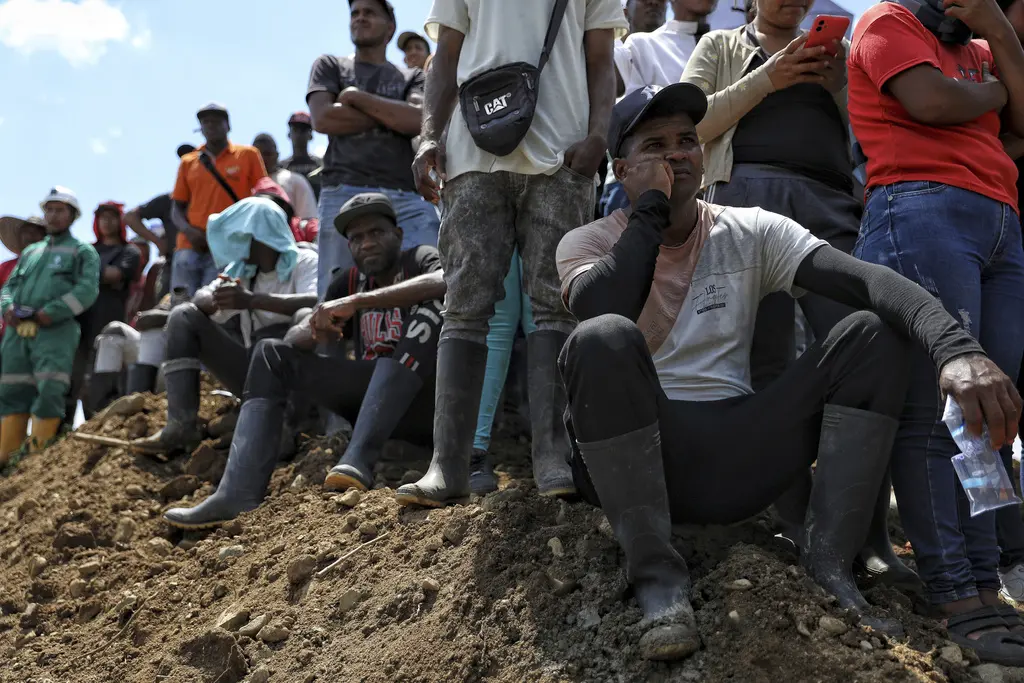 Necesitamos un milagro: socorristas buscan a siete mineros atrapados en mina de oro en Colombia