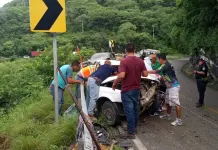 Trailero embiste a dos autos en El Naranjo; hay dos lesionados