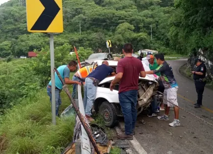 Trailero embiste a dos autos en El Naranjo; hay dos lesionados