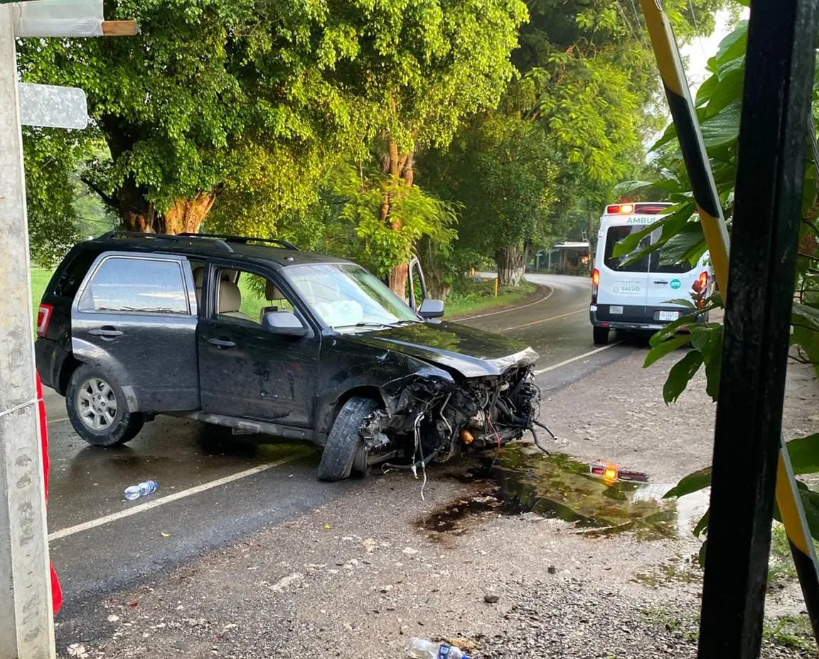 Conductor se da a la fuga tras choque de camioneta en Tamasopo