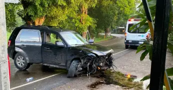 Conductor se da a la fuga tras choque de camioneta en Tamasopo