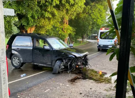Conductor se da a la fuga tras choque de camioneta en Tamasopo