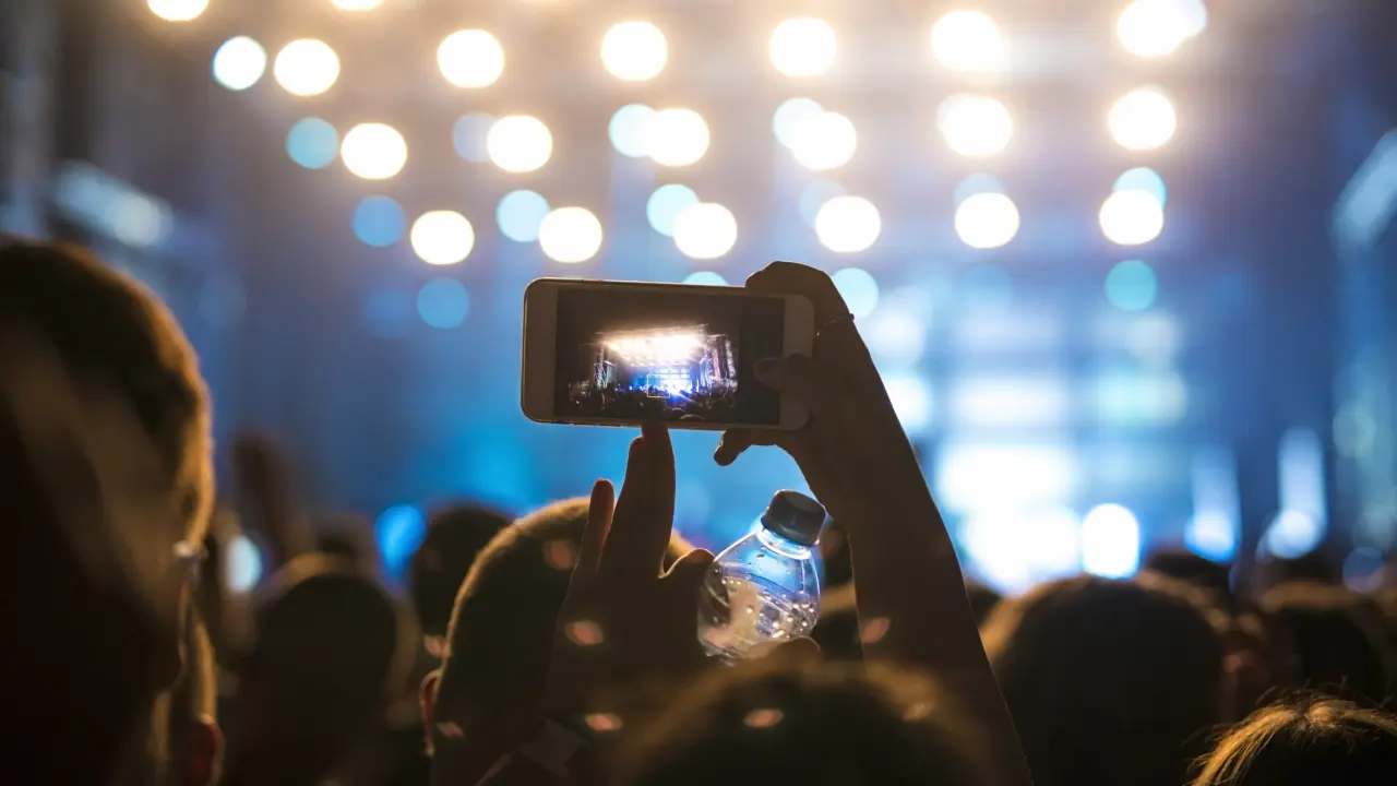 Consejos para proteger tu celular en conciertos y eventos masivos