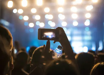 Consejos para proteger tu celular en conciertos y eventos masivos
