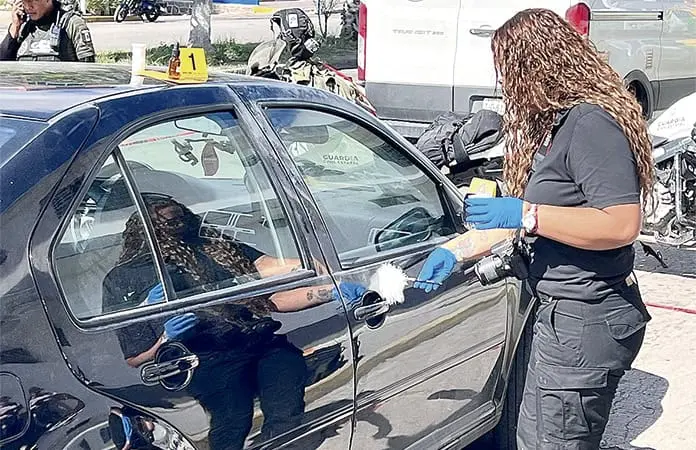 Hallan a hombre herido dentro de su automóvil