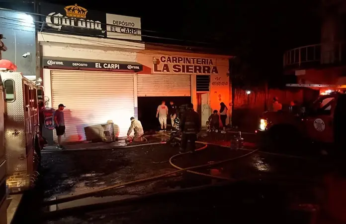 Incendio arrasa con carpintería