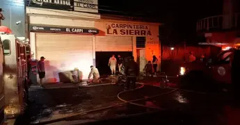 Incendio arrasa con carpintería