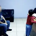 Niño es echado a la calle por su madre