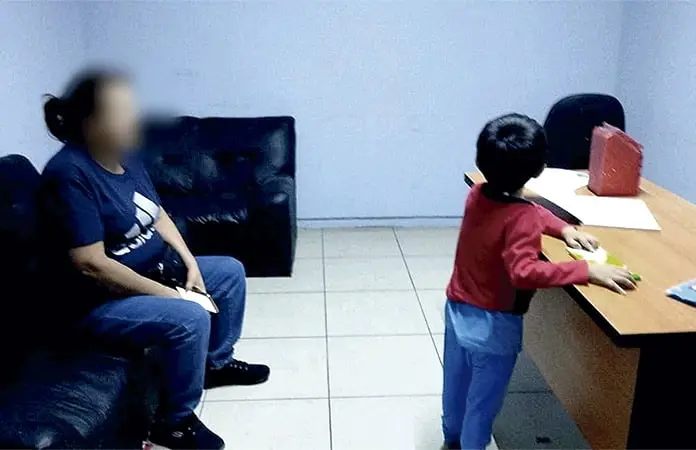 Niño es echado a la calle por su madre