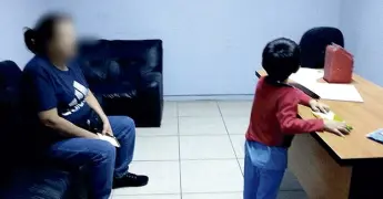 Niño es echado a la calle por su madre