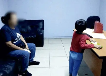 Niño es echado a la calle por su madre