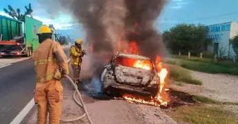 Se incendia auto en la carretera