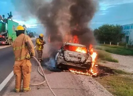 Se incendia auto en la carretera