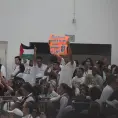 Una guerra de porras y abucheos