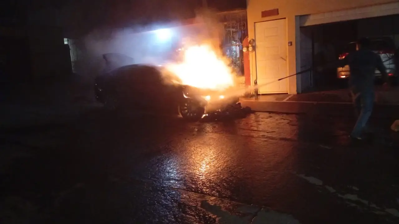 Vehículo se incendia en Ciudad Valles durante la madrugada