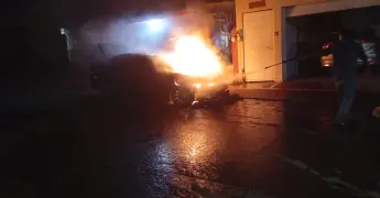 Vehículo se incendia en Ciudad Valles durante la madrugada