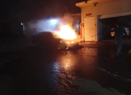 Vehículo se incendia en Ciudad Valles durante la madrugada