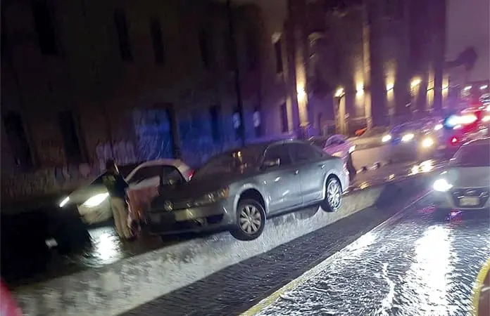 Vehículo se trepa en muro del puente Universidad