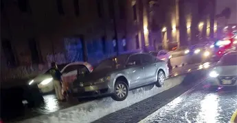Vehículo se trepa en muro del puente Universidad