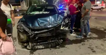 Autos chocan y vuelcan en la Zona Industrial