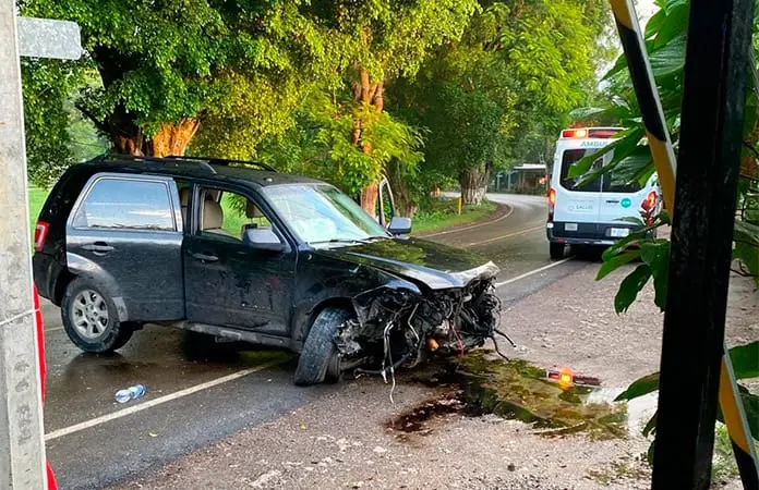 Destrozan camioneta en un choque en Tamasopo