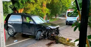 Destrozan camioneta en un choque en Tamasopo