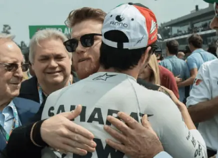"Checo" Pérez respalda a Canelo tras derrota contra Crawford