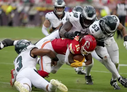 Eagles de Filadelfia triunfan sobre los Chiefs en un emocionante partido