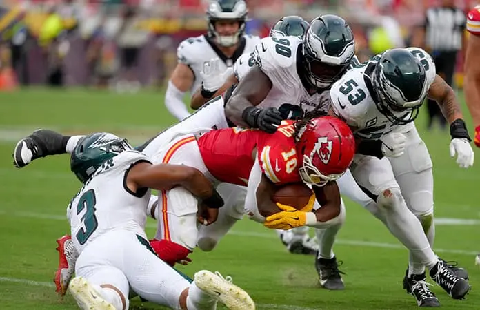 Eagles triunfan ante los Chiefs