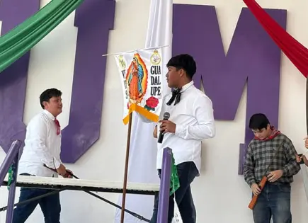 Estudiantes festejan el Grito de Independencia