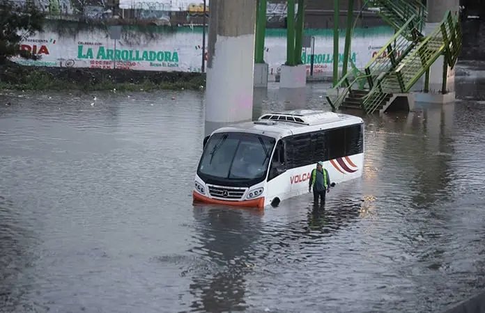 Fuerte lluvia inunda calzada Zaragoza
