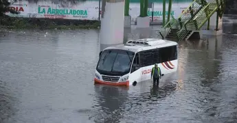 Fuerte lluvia inunda calzada Zaragoza