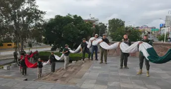 Izan Bandera Monumental en la capital potosina