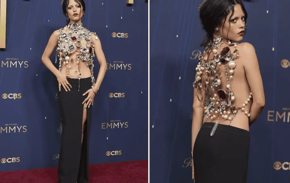Jenna Ortega deslumbra en los Emmy 2025 con un top atrevido y lleno de pedrería