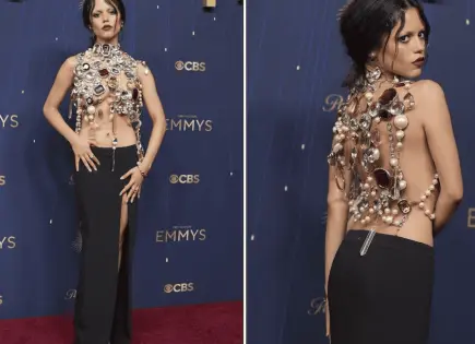 Jenna Ortega deslumbra en los Emmy 2025 con un top atrevido y lleno de pedrería