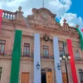 La Plaza de Armas ya luce los colores patrios