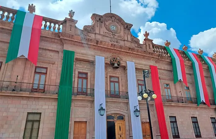 La Plaza de Armas ya luce los colores patrios