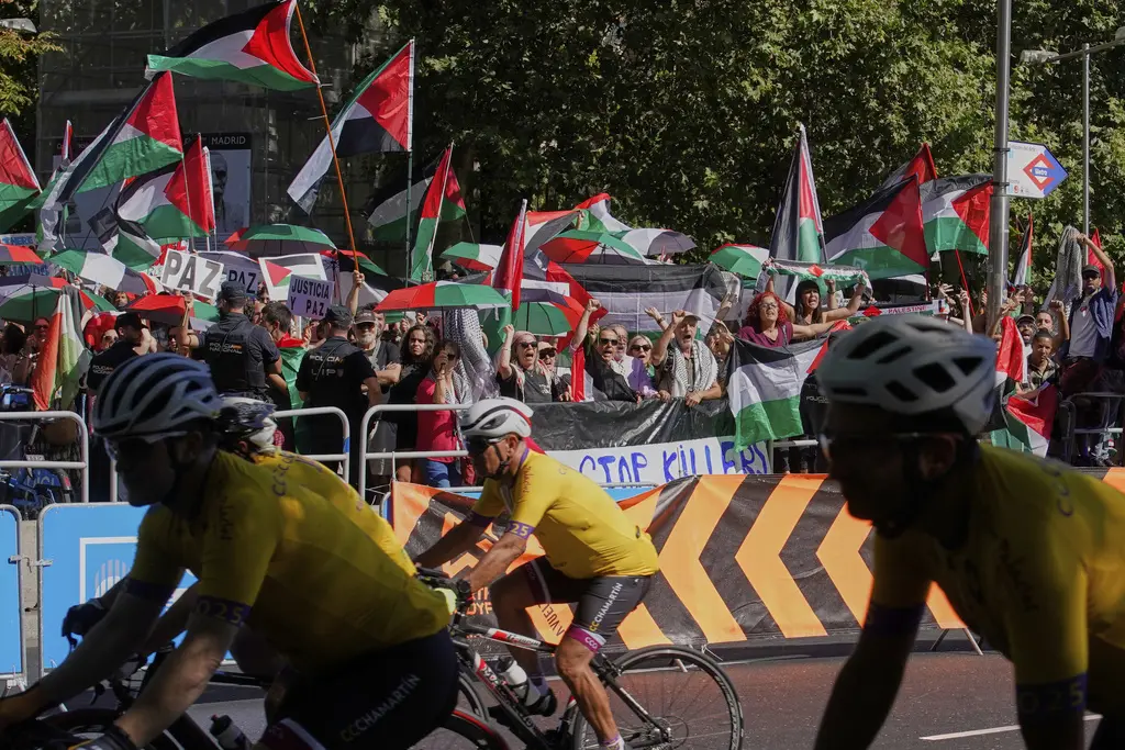 Protestas propalestinos interrumpen etapa final de la Vuelta a España
