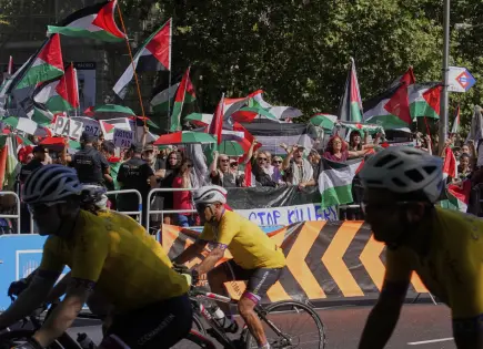 Protestas propalestinos interrumpen etapa final de la Vuelta a España