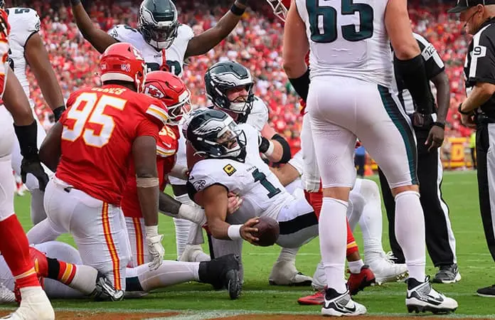 Eagles callan críticas, defienden ‘tush-push’